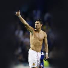 Он не спит по восемь часов в сутки, как большинство людей, а укладывается в постель несколько раз в день. Cristiano Ronaldo Thumbs Up Soccer Hot Body Ipad Air Wallpapers Free Download