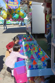 La foire du trône est une fête foraine parisienne, dans le 12e arrondissement, autrefois également appelée « foire aux pains d'épices » avant son déplacement sur la pelouse de reuilly dans le bois de vincennes. La Foire Du Trone 2015 Mode D Emploi 94 Citoyens