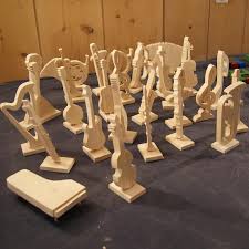 Un décor original, sobre et élégant pour un univers musical, un thème de mariage plein de charme qui vous permettra mille fantaisies. Decoration Table Theme Musique Viole De Gambe En Bois Montee Sur Socle Centre De Table Mariage Anniversaire Theme Musique