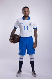 Embora o uniforme mais conhecido da seleção brasileira de futebol seja o da camisa amarela, o manto canarinho, não foi este o primeiro vencedor assim, a seleção brasileira entrou em campo com a camisa azul e venceu a suécia por 5 a 2, conquistando pela primeira vez o título de campeã. A Volta Da Camisa Branca Veja Outras Vezes Que A Selecao Brasileira Usou O Modelo Selecao Brasileira Ge