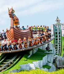 Après les piscines didactiques déjà accessibles depuis décembre dernier, la partie récréative avec les piscines à vagues, les toboggans. Die Grosse Welle Plopsaland De Panne