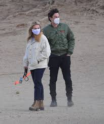 Here's a timeline of their relationship. Florence Pugh And Zach Braff Out At A Dog Park In Los Angeles 12 14 2020 Hawtcelebs