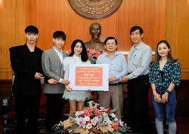 Ông có hai con, con gái là nguyễn thị xuân trang (sinh năm 1986, kết hôn với vũ chí hùng năm 2009), con trai là nguyễn xuân hiếu, hiện đang là chánh văn phòng trung ương hội liên hiệp thanh niên việt nam. Phi Nhung Lo Láº¯ng Vi 2 Thang Khong Gáº·p Con Vo Hoang Yáº¿n Ä'i Nháº·t Rac Trong Khu Cach Ly