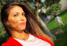 Flora canto e filippo bisciglia hanno avuto una relazione in passato, a rivelarlo è la stessa canto sulle pagine del settimanale dipiù. Flora Canto Matrimonio Con Enrico Brignano Rimandato Ecco Il Motivo