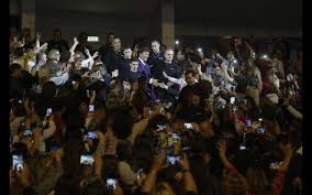 Jun 13, 2021 · concerto de regresso de tony carreira esgota em menos de 10 minutos. Tony Carreira Despede Se De Portugal Veja As Imagens Do Ultimo Concerto Do Cantor Antes De Abandonar O Pais Nova Gente