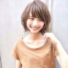 この画像は 似合う髪型を把握して丸顔をもっとかわいく 長さ別のスタイルは の記事の画像です ショートボブ ヘアスタイル 女の子のヘアカット