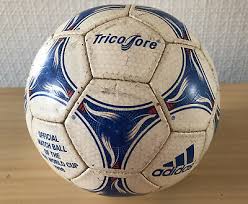 Si deux imposantes tribunes de 6 000 places chacune reposent sur un échafaudage et sont temporaires, elles seront bien utilisées telles quelles lors des matches de la coupe du monde. Adidas Equipement Tricolore World Cup 1998 France Coupe Du Monde France 1998 Ebay