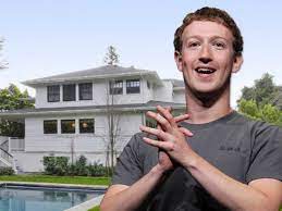 Hie gär och ëmgéigend haiser fir privatsphär ze kafen, sou datt hien och véier haiser ronderëm säi primäre palo alto. Inside Mark Zuckerberg S 10 Properties From Lake Tahoe To Palo Alto Business Insider