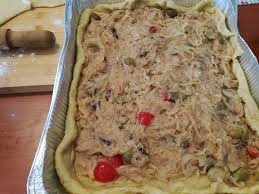 Il calzone di cipolla pugliese, detto anche pizza di cipolle, è un piatto della tradizione barese e salentina ideale come antipasto o come secondo piatto. Calzone Di Cipolla Pugliese La Vera Ricetta Della Tradizione