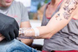 Sie können nach dem tätowieren duschen, aber denken sie daran, milde seife zu verwenden. Duschen Mit Frischem Tattoo Das Sollten Sie Beachten Bunte De