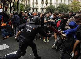 Información y noticias relacionadas con el referéndum de independencia que el govern catalán organizó el pasado 1 de octubre. 1 Octubre Catalunya Referendum Espanas Politica El Viejo Topo