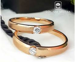 Pilihan material rose gold dengan semu warna merah muda yang dipadukan dengan batu opal berukuran sedang di tengahnya ini sangat cantik untuk menghiasi jari. Mengenal Perbedaan Cincin Pernikahan Emas Putih Emas Kuning Dan Rose Gold