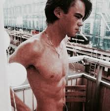 From marilyn's red sequins, to jlo's maid in manhattan moment. Leonardo Dicaprio Young And Titanic Image 6168694 On Favim Com