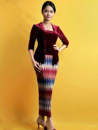 Kain bludru biasa digunakan untuk lapisan meja. Baju Beludru Perpaduan Eighties Glamor Yang Simpel Fashion Fimela Com