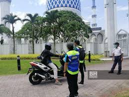 Sheikh ali ahmed molla azan solat isya di masjid shah alam mssaas selangor malaysia. Ramai Cuba Masuk Masjid Negeri Untuk Solat Jumaat