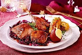 Knusprige Ente Mit Knodelkroketten Und Portweinbirne Rezept Lecker Knusprige Ente Rezepte Weihnachtsbraten Rezept