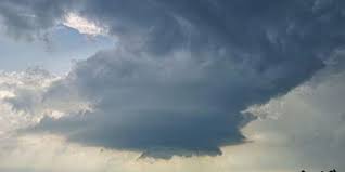 Es regnete intensiv, der wind war stark, und dazwischen gab es auch einige hagelkörner. Gewitter Superzelle Legte Flughafen Lahm Wetter At
