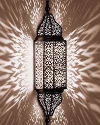 Elle vous apportera l'ambiance chaude du maroc à travers ses motifs et couleurs. La Lampe Orientale Signe Son Grand Retour Dans Notre Deco Ideo Lamp Lampe Marocaine Eclairage Mural