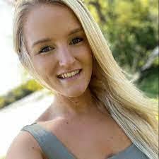 Courtney Engstrom's Instagram, Twitter & Facebook