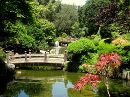 The most common tea garden design material is ceramic. Japanese Tea Garden