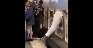 Cet Usager Du Rer A Trouve Une Technique Imparable Pour Entrer Dans Les Wagons Bondes Le Huffpost