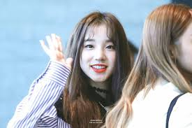 I also love curly hair because it seems no one else leaves their hair curly. Song Yuqi Pics On Twitter Which One Do You Guys Prefer Straight Curly Hair Hair Https T Co Nz4abc7ray