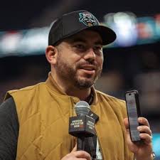 A little lightning in the clouds sure makes this thing look great! ⛈