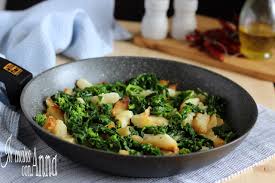 I broccoli in sicilia vengono utilizzati in diverse ricette e soprattutto vengono chiamati in modi diversi. Patate E Broccoli In Padella Semplici Saporite