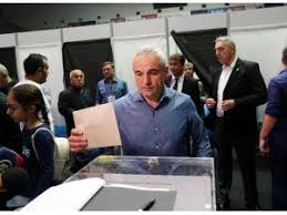 Rıza çalımbay, henüz çocuk yaşta çocukluk aşkı, mahalle arkadaşı leyla çalımbay ile evlenir. Riza Calimbay Oyunu Kullandi