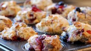 Muffins Aux Canneberges Et Aux Bleuets Sweet Muffin Recipe Raspberry Muffins Almond Muffins