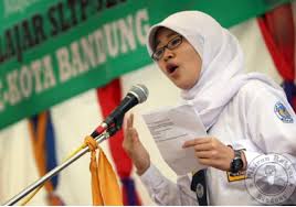 Pada saat mendeklamasikan puisi, pahamilah …. Cara Mudah Membaca Puisi Dengan Baik Dan Benar Obatrindu Com