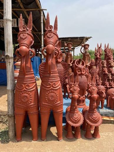 terracotta #terracottahorse #folkart #desipitaara The terracotta horse of Bankura West Bengal is known for their elegant stance . Originally used to appease deities, now they symbolise Indian folk art. The All India