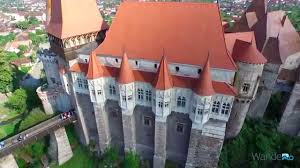Castelul corvinilor, din hunedoara, este unul dintre cele mai valoroase monumente ale arhitecturii medievale din romania. Filmare Aeriana Cu Drona Castelul Corvinilor Hunedoara Youtube