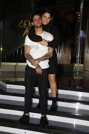 Έχει άλλωστε όλα τα στοιχεία που το αποδεικνύουν είναι τραγουδιστής, συνθέτης, στιχουργός και fashion icon. Anastasios Rammos Myriella Koyrenth Ti Symbainei Anamesa Toys Pics Freegossip