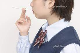 タバコを吸う女子高校生 写真素材 [ 4677605 ] - フォトライブラリー photolibrary