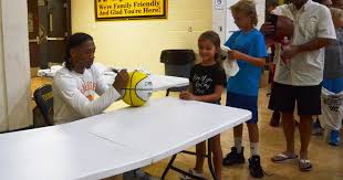 Vols' Zakai Zeigler visits McMinn County basketball camp | Sports |  dailypostathenian.com