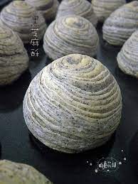 最近迷上看韩国电视剧 所以几个星期来都没什么 木 玩烘焙 这是旧作 懒惰的我累积了一些旧作 只是一直没放上部落格 喜欢它的圈圈外形 也是为了消灭黑芝麻馅料而做的黑芝麻酥 事实上 月饼馅料还剩很多很多 mooncake recipe moon cake black sesame dessert
