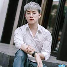 Từ năm 1992 cho đến nay, quyền linh đã tham gia diễn xuất trong hàng trăm phim điện ảnh lẫn truyền hình và được coi là một trong những diễn. Hiá»‡n TÆ°á»£ng Máº¡ng Ngo Quyá»n Linh