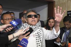 Santrich, militó en las farc hasta 2016, año en el que la exguerrilla firmó un acuerdo de paz con el seusis pausivas hernández, conocido por su alias de 'jesús santrich', nació en 1967, en el. Colombia Ex Rebel Wanted In Us Sworn In As Congressman Taiwan News 2019 06 11