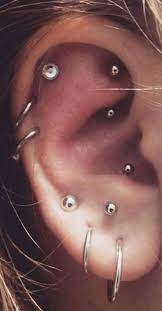 Niedliche Mehrere Ohrlocher Ideen Fur Frauen Turm Ohrstecker Knorpel Stollen Ohrlocher Ear Piercings Cool Ear Piercings Multiple Ear Piercing