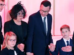 Tym razem zrobił wyjątek i pokazał na twitterze zdjęcia z rodzinnego. Pogrzeb Kornela Morawieckiego Ojca Premiera Mateusza Morawkieckiego