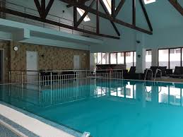 Corpul hotelier are in dotare restaurant, bar de zi. Motel Cozia CÄciulata Contact Direct