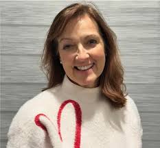 Becky is a Reiki healer and here she uses light codes and reiki hand  movement to send healing. Take it in. ☀️✨💚