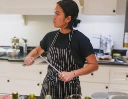 World chef adalah tempat di mana dapur tidak pernah tutup, pelayan selalu memiliki senyum lebar, dan makanannya enak, jadi bersiaplah untuk lezat. 10 Pesona Chef Renatta Moeloek Saat Kenakan Apron Kece Maksimal