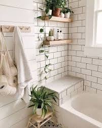 Azulejo Branco Com Rejunte Preto Madeira Clara Muitas Plantinhas E Piso Decorativo Uma G Em 2020 Ideias Para Casas De Banho Banheiros Modernos Decoracao Do Banheiro