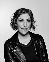 Mike richards and mayim bialik to split hosting gig richards will be the primary host, while bialik will emcee the primetime specials and other spinoffs tim baysinger | august 11, 2021 @ 9:40 am Mayim Bialik Offers Some Much Needed Laughs During A Not So Funny Time
