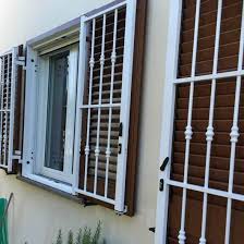 Le grate in ferro sono l'elemento che assumono maggiormente i più svariati disegni e tutti con lo scopo di garantirci sicurezza. Grata Blindata Con Persiana O Scuro In Alluminio Per Finestre E Porte Finestre Fenstergestaltung Design Fur Zuhause Innenausstattung