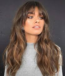 Frange Effilee Looks Et Conseils Pour L Arborer En 2020 En 2020 Idee Coupe Cheveux Long Belles Couleurs De Cheveux Coupe De Cheveux