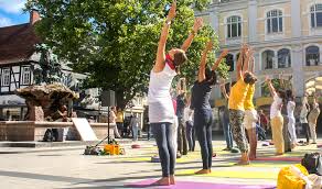 Nicht ohne grund ist das telefonbuch die nummer 1, wenn es um telefonnummern und adressen geht. Fotoshow Yoga Flashmob In Detmold Yoga Vidya Blog Yoga Meditation Und Ayurveda