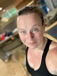 Everyone works hard when they feel like it, but the ones who reach their  goals work hard even when they don't feel like it. 💪🏻 Who's working hard  today? #9weekcontrolfreak #offthewall #homeworkout #